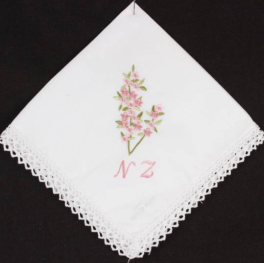 Embroidered lace edged handkerchiefs 'Manuka'. Style: EHC/MAN.